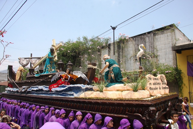 Nazareno de la Dulce Mirada recorre Antigua Guatemala
