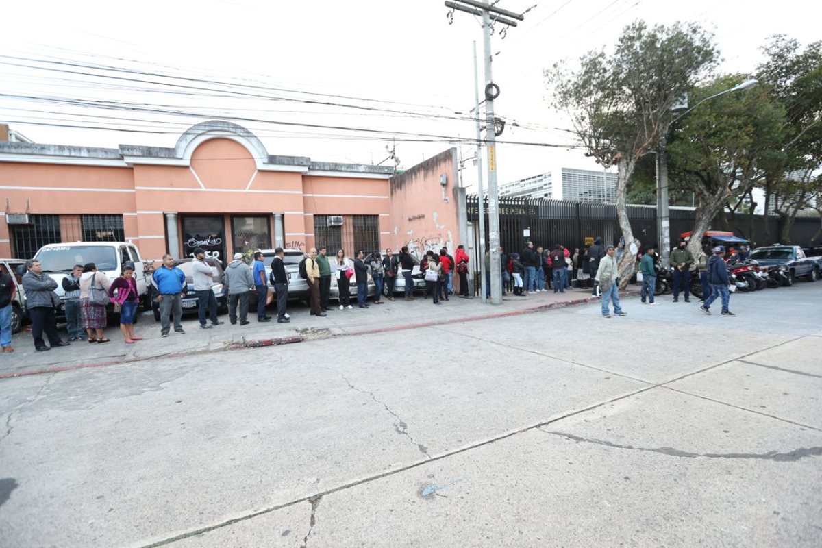 El Centro de Emisión de Antecedentes Penales también lució saturado. (Foto Prensa Libre: Érick Ávila)