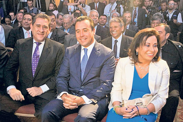 Los precandidatos Roberto Alejos, Alejandro Sinibaldi y Sandra Torres sonríen al escuchar bromas de algunos diputados que están a sus espaldas.