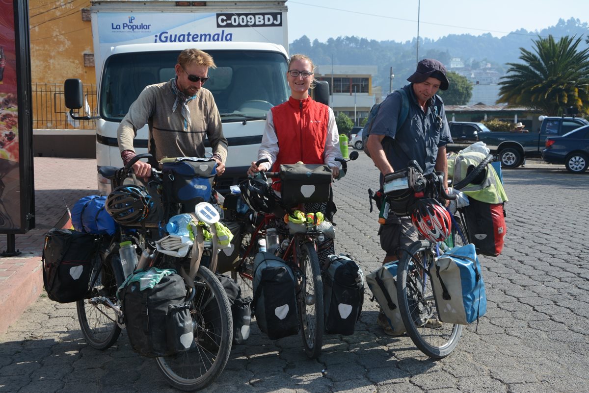 Los tres ciclistas extranjeros a su paso por la cabecera de Sololá. (Foto Prensa Libre: Édgar Sáenz).