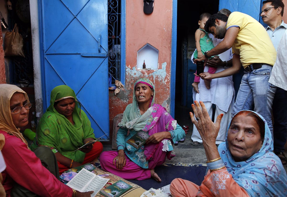 Parientes del musulmán linchado e India piden justicia, aseguran que la carne encontrada en la nevara era de cordero y no de vaca. (Foto Prensa Libre: AP).
