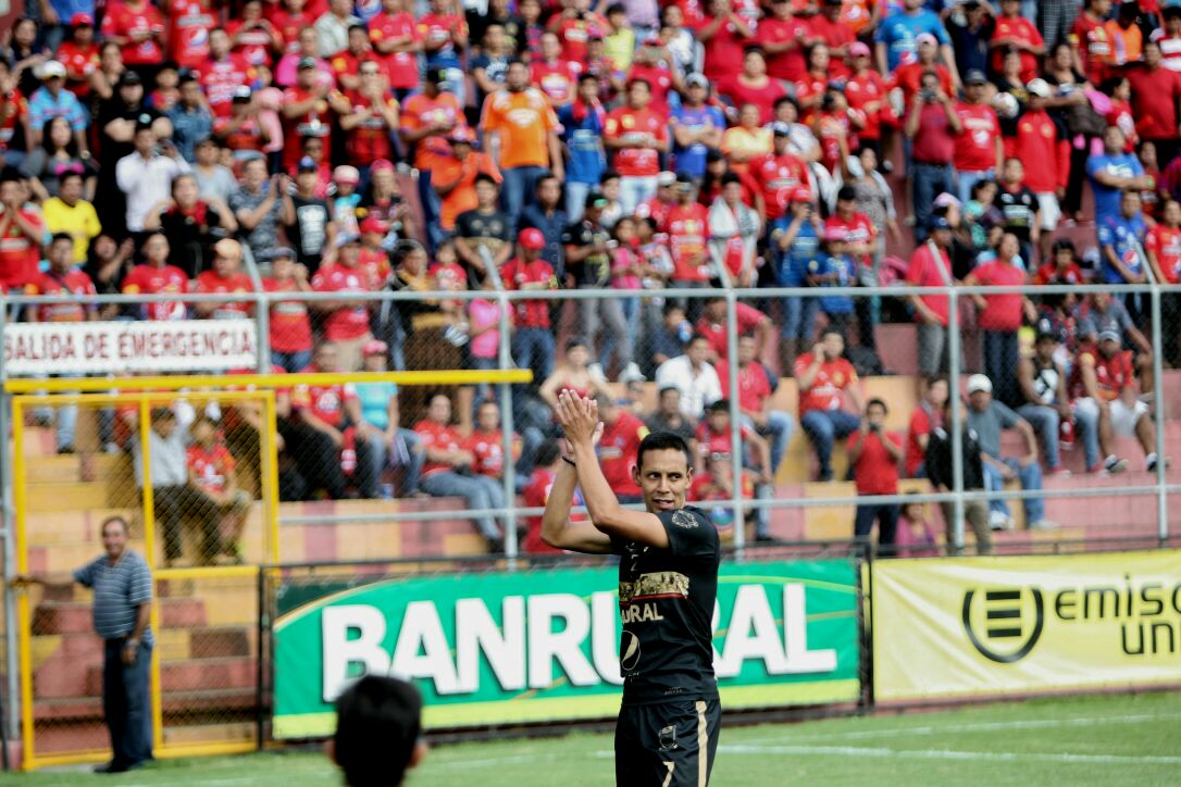 Claudio Albizuris agradece a la afición roja. (Foto Prensa Libre: Norvin Mendoza)