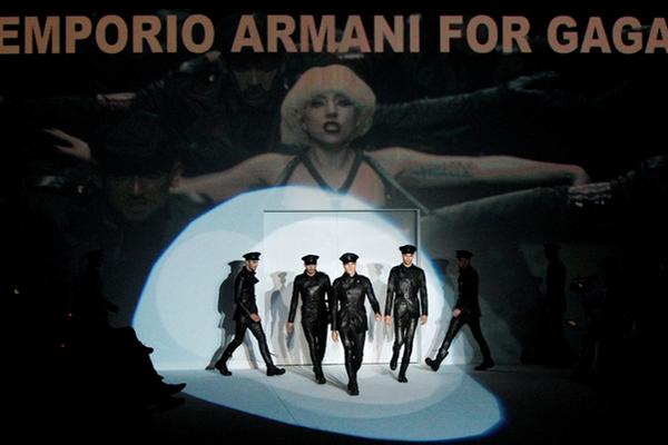 Emporio Armani sube el estilo "Alejandro"  de Lady Gaga a la pasarela de Milán