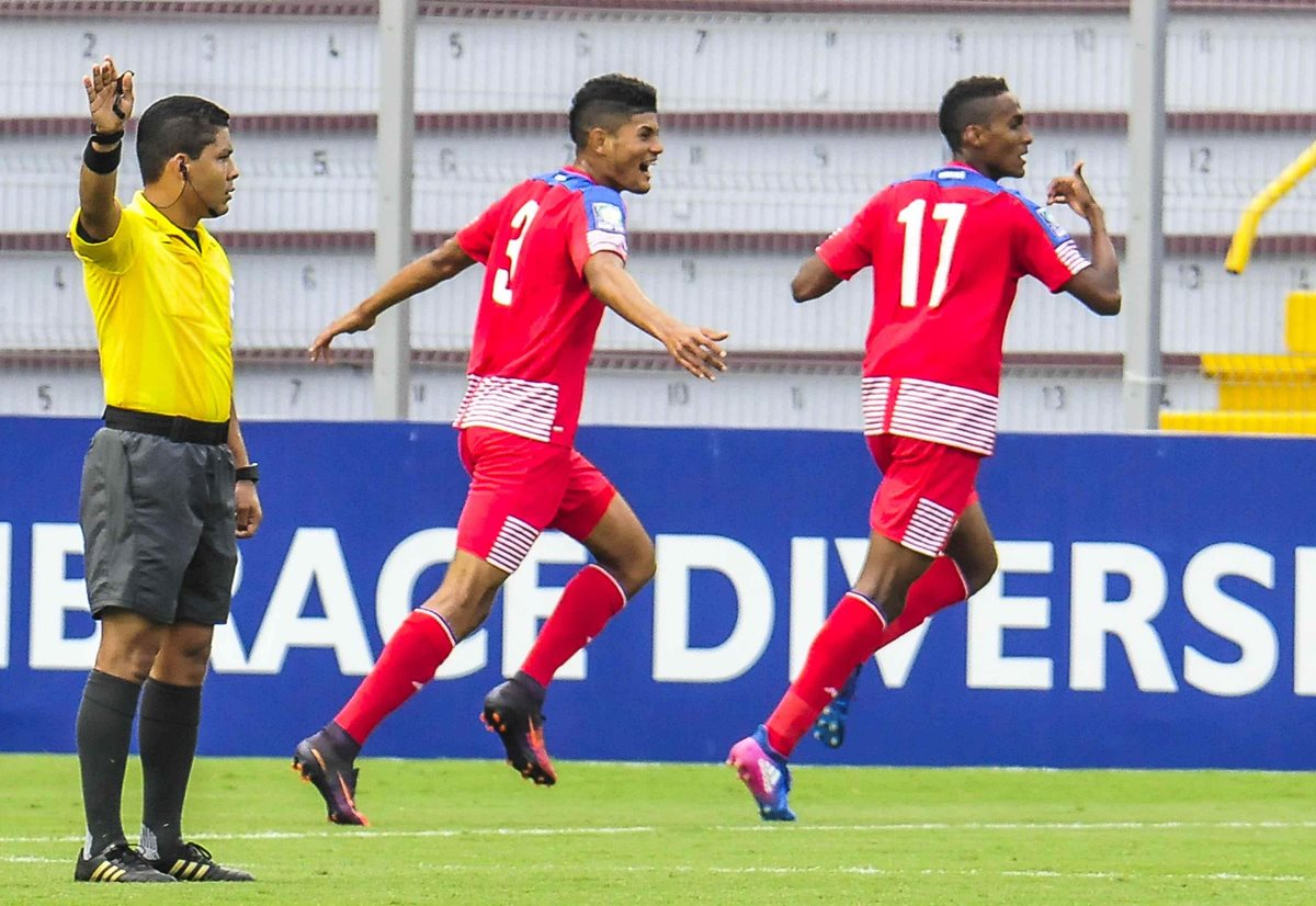 Los jugadores de Panamá Andres Andrade (3) y Leandro Avila (17) celebran un gol ante Estados Unidos. (Foto Prensa Libre: EFE)
