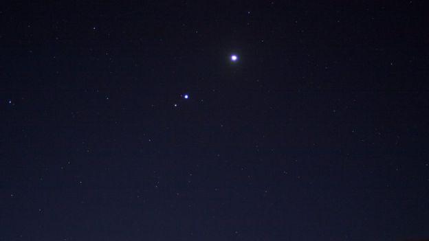 El fenómenos por el cual dos o más planetas coinciden en la misma longitud celeste se llama conjunción. Foto: Abodee Alhasso.