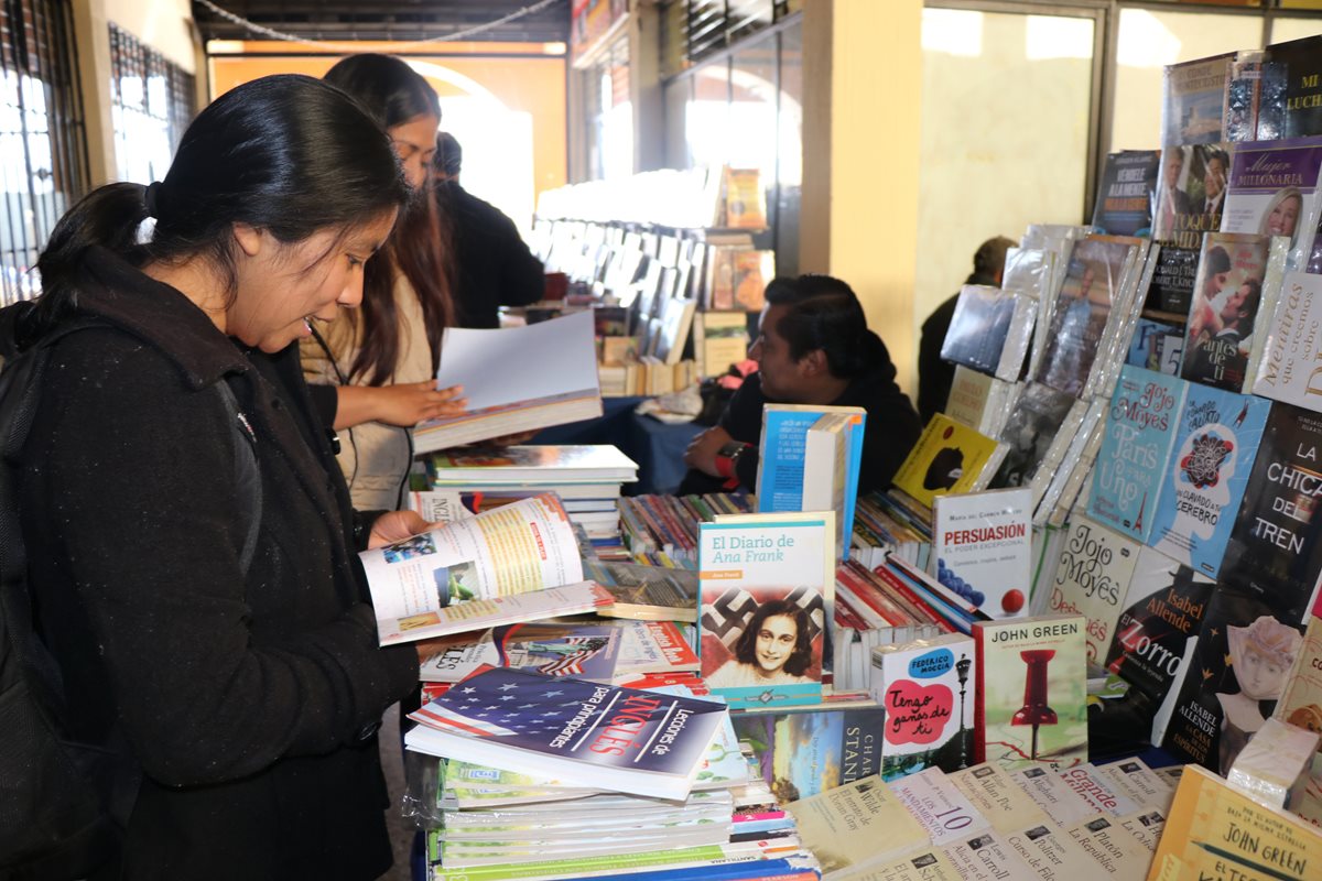 Grupos de amigos se han unido para crear clubes de lectura que han servido para fomentar el hábito de lectura en San Marcos. (Foto Prensa Libre: Whitmer Barrera)