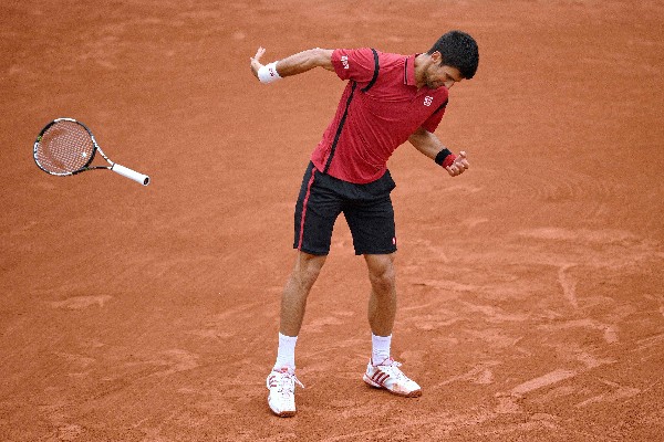 Novak Djokovic en el momento que lanza la raqueta y que estuvo cerca del golpear al juez. (Foto Prensa Libre: AFP).