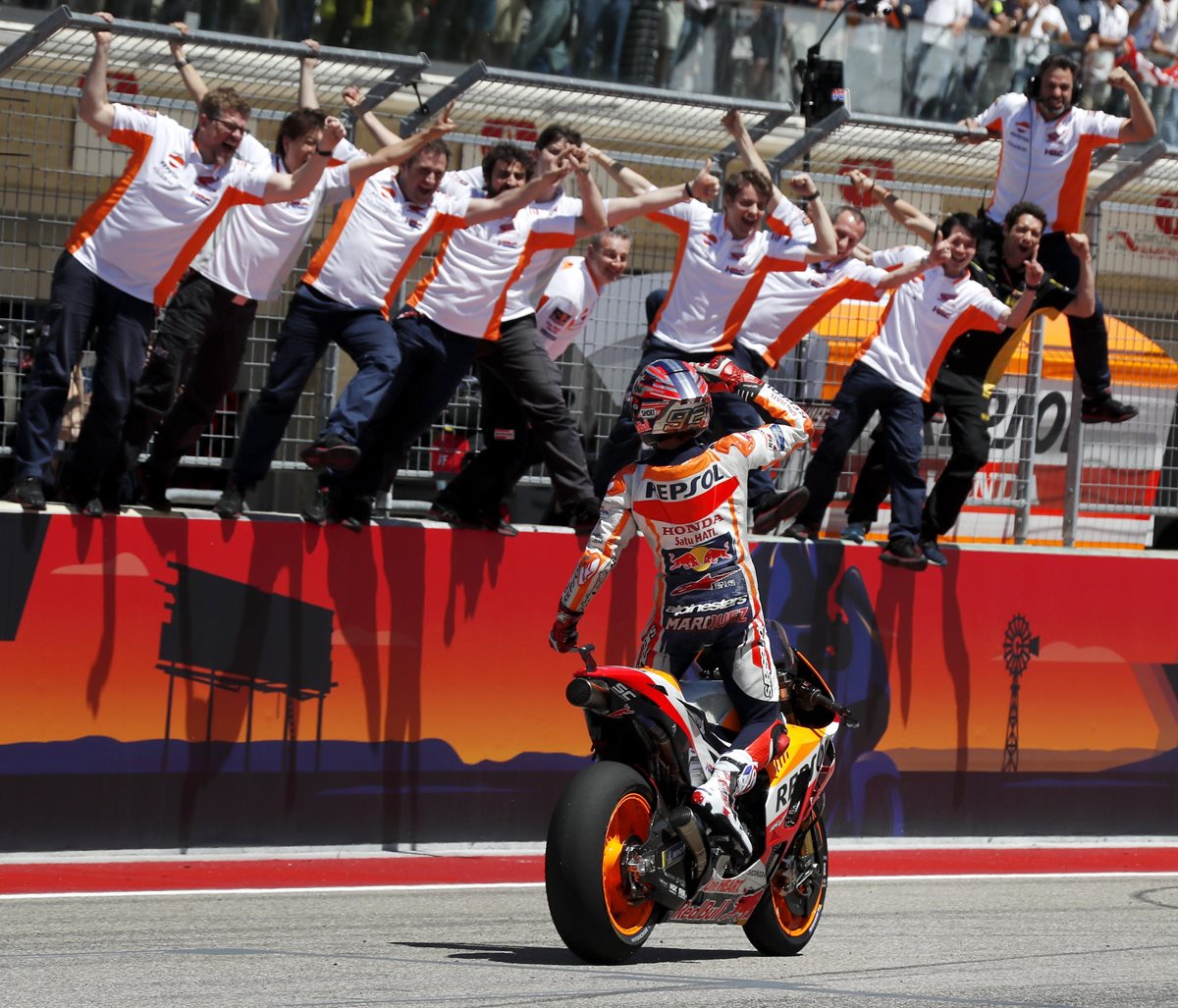Marc Márquez agradece al equipo de Honda y le dedica el triunfo en el GP de las Américas. (Foto Prensa Libre: EFE)