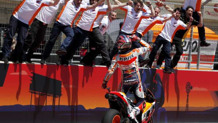 Marc Márquez agradece al equipo de Honda y le dedica el triunfo en el GP de las Américas. (Foto Prensa Libre: EFE)