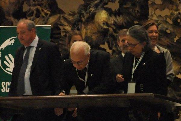 Mario Antonio Sandoval, vicepresidente del Consejo de Administración de Prensa Libre,  firma el acuerdo de adhesión.