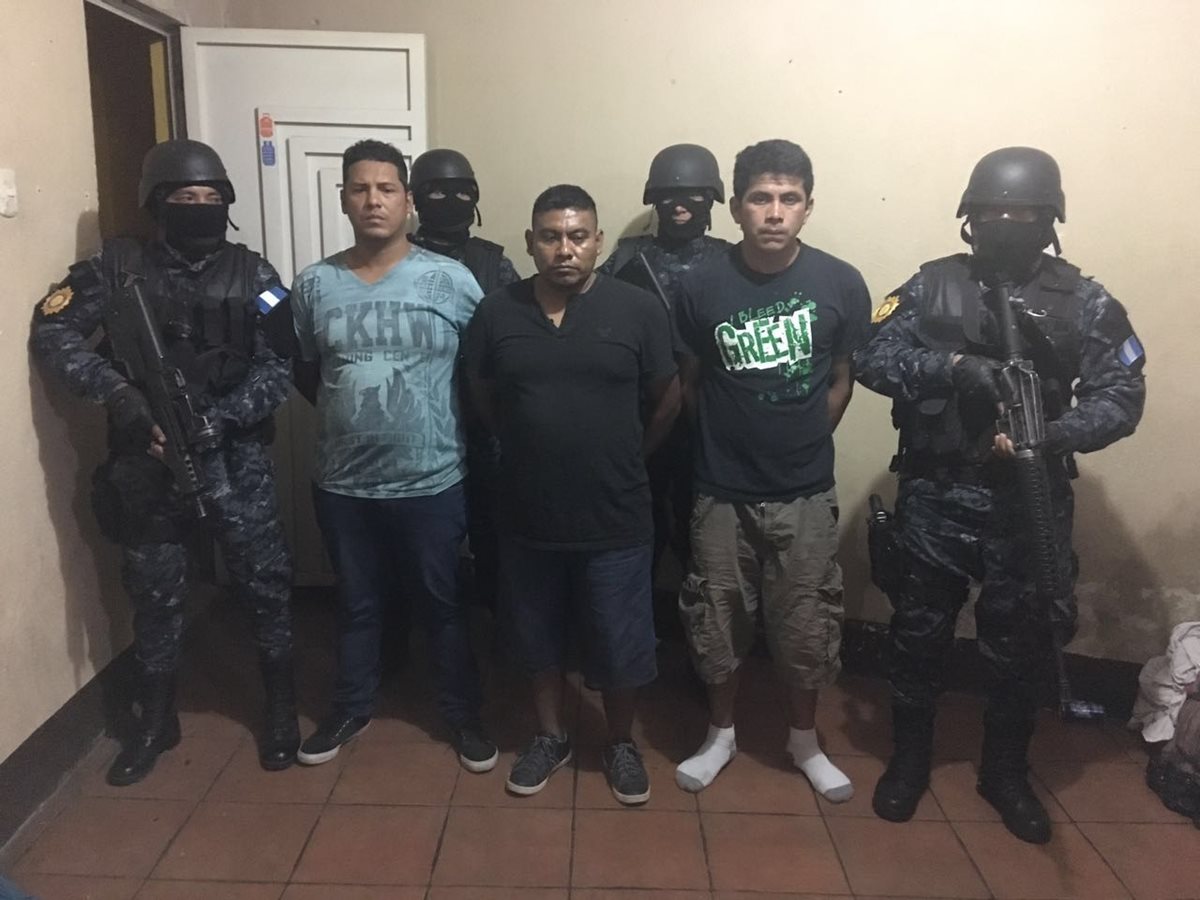 Los tres capturados durante el operativo policial.(Foto Prensa Libre: cortesía)