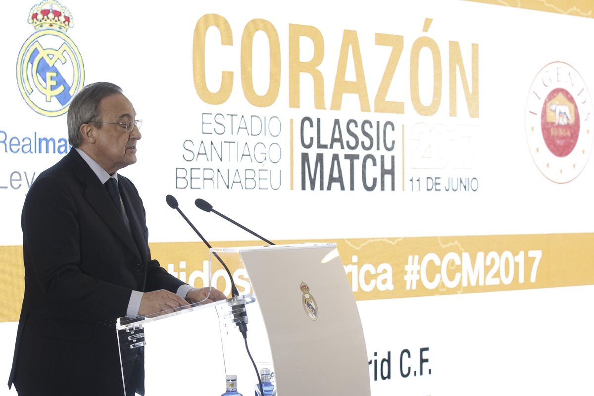 Florentino Pérez, presidente del Real Madrid, durante su intervención en la presentación del "Corazón Classic Match 2017". (Foto Prensa Libre: EFE)