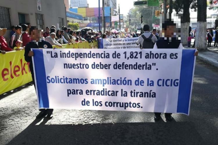 En el desfile estudiantes solicitan ampliación de la Cicig. (Foto Prensa Libre: Fred Rivera).