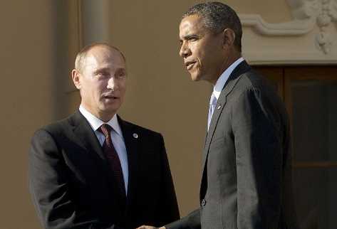 El presidente de Estados Unidos, Barack Obama —derecha—, es recibido por el presidente ruso, Vladímir Putin. (Foto Prensa Libre: AP)
