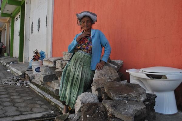 Cayetana Velásquez, de San Pedro Sacatepéquez, San Marcos, está triste porque la felicidad "huyó" de su barrio. (Foto Prensa Libre: Aroldo Marroquín)