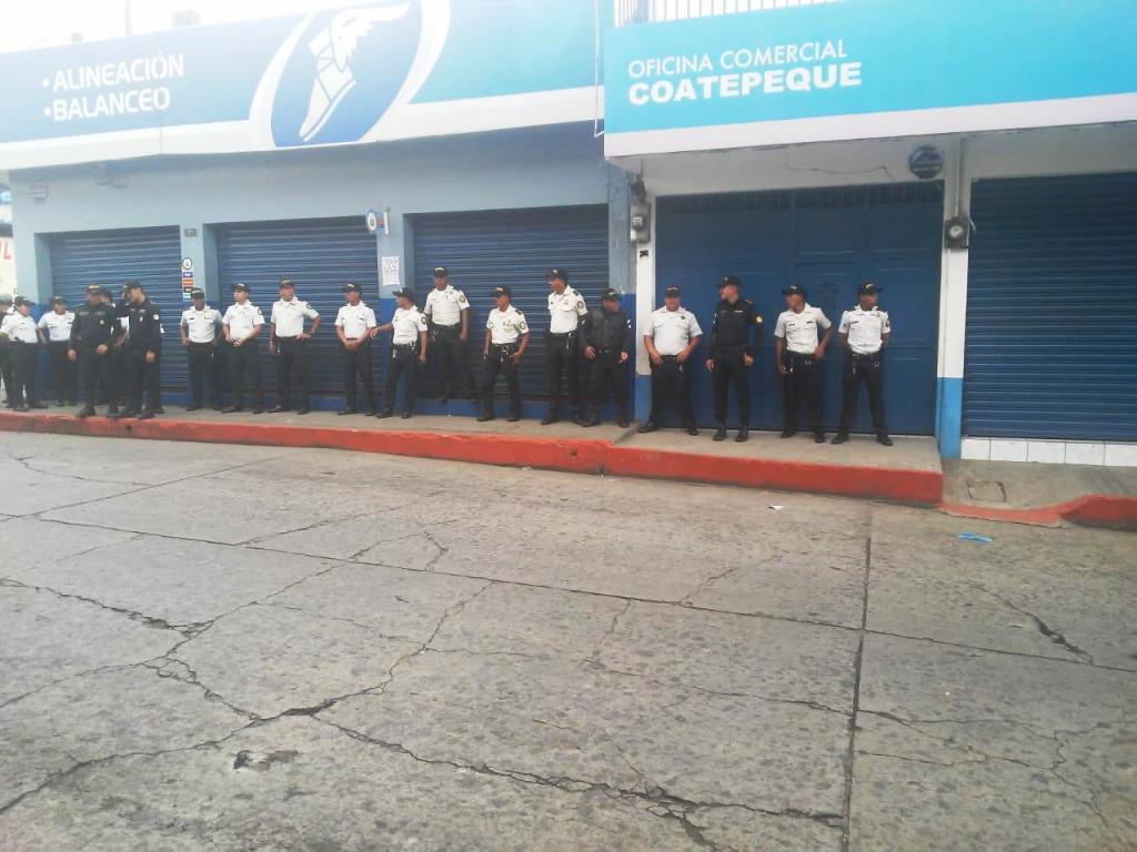 La Policía Nacional Civil reforzó la seguridad en la oficina de Energuate en Coatepeque. (Foto Prensa Libre: Cortesía)