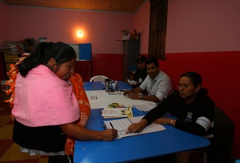 La última persona que emtió su voto en la ciudad capital en los comicios del 2007. (Foto Prensa Libre: Archivo)