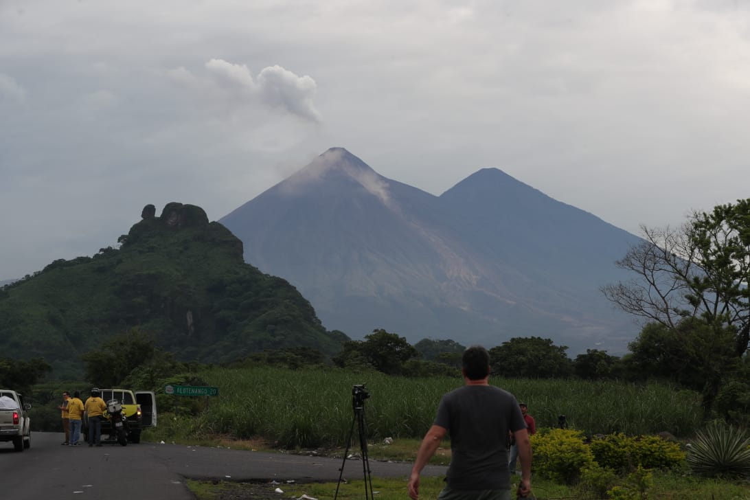 El Insivumeh alerta sobre el descenso de lahares calientes y rocas gigantes desde el Volcán de Fuego. (Foto Prensa Libre: Estuardo Paredes)
