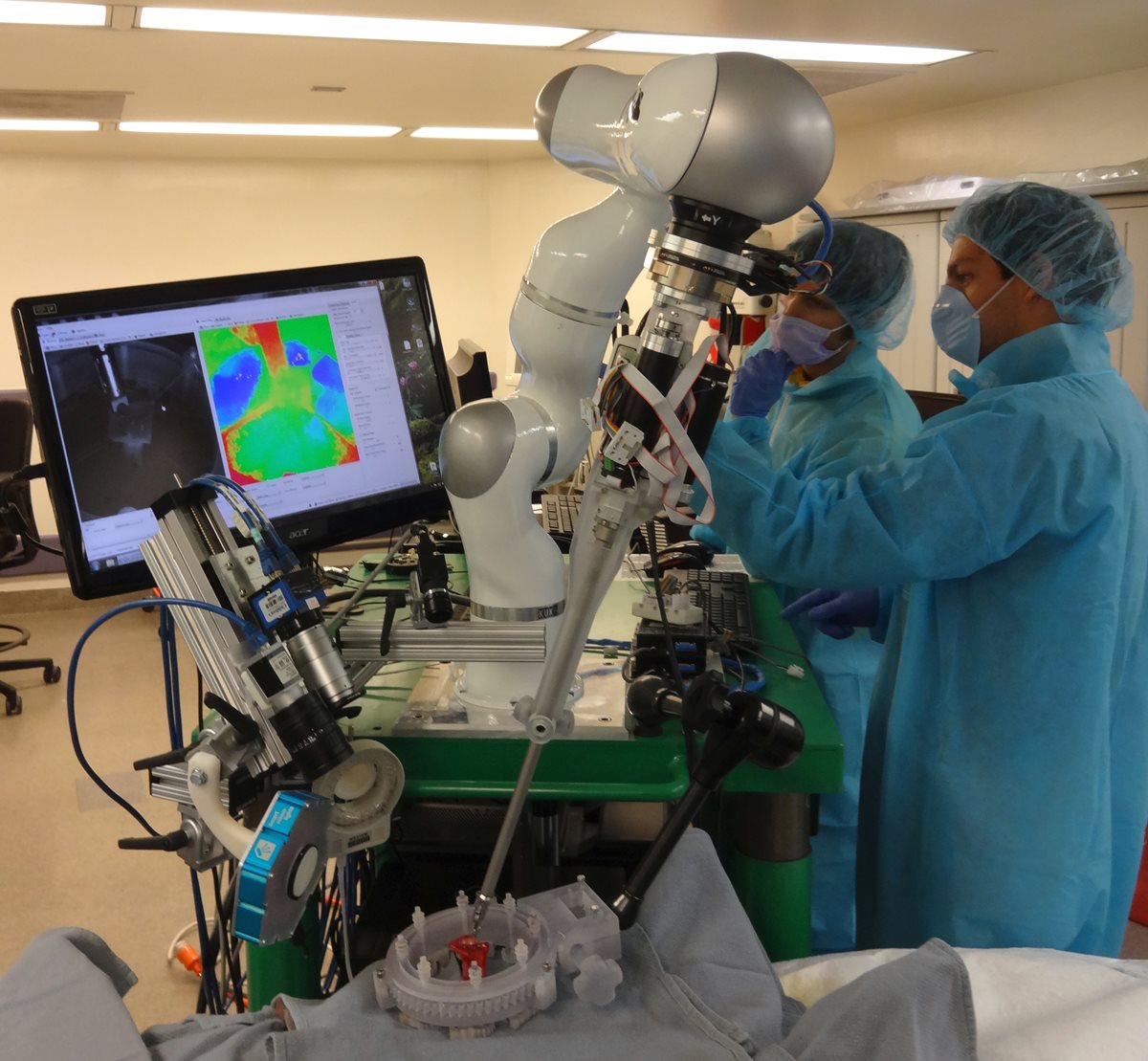 Médicos vigilan de cerca al robot STAR, que opera de manera autónoma tejidos blandos. (Foto Prensa Libre: AP)