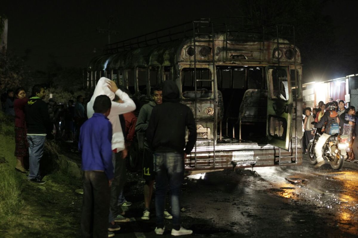 Un accidente de tránsito provocó que una turba de vecinos quemara esta noche un autobús en San Juan Sacatepéquez. (Foto Prensa Libre: E. Bercian)