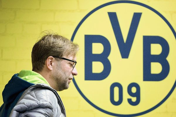 Jürgen Klopp, se despide de su equipo el Borussia Dortmund, al sentir que ya no está en condiciones de dirigirlos. (Foto Prensa Libre: EFE).