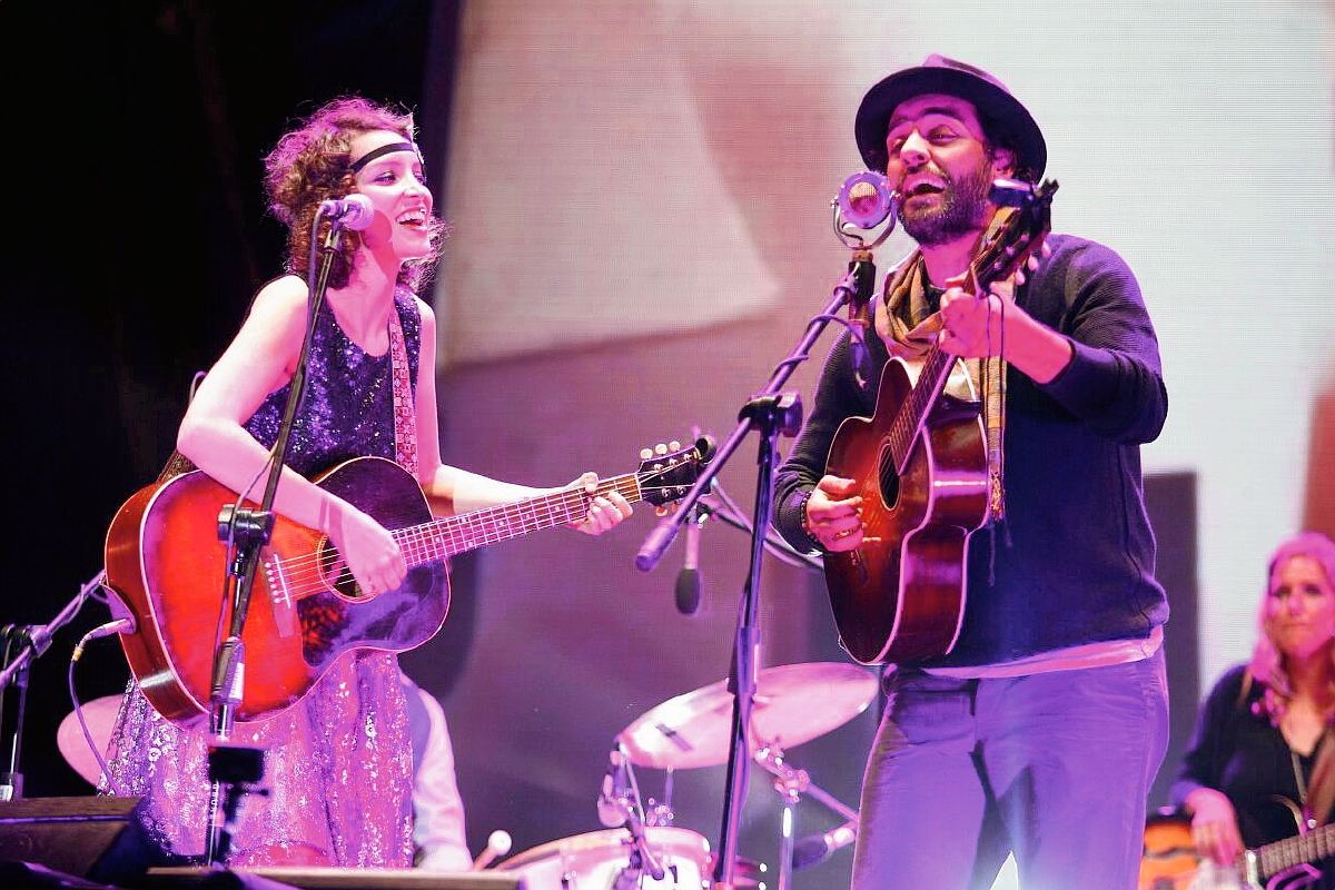 Gaby Moreno y Óscar Isaac fueron ovacionados cuando interpretaron temas a dueto, como Ave que emigra. (Foto Prensa Libre: Rodrigo Méndez)