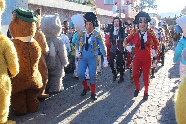 Baile de disfraces recorre una de las calles de Tecpán Guatemala con motivo de la fiesta en honor de la Virgen de Concepción. (Foto Prensa Libre: José Rosales) <br _mce_bogus="1"/>