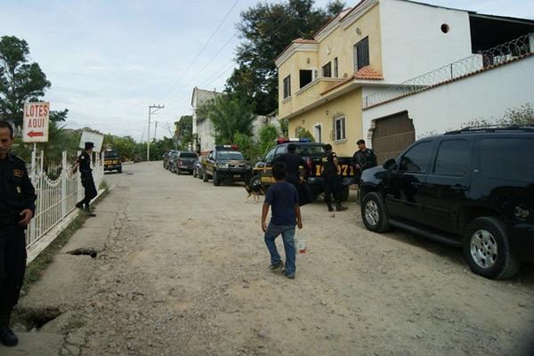 Agentes de la PNC en uno de los allanamientos realizados en la cabecera de Chiquimula. (Foto Prensa Libre)<br _mce_bogus="1"/>