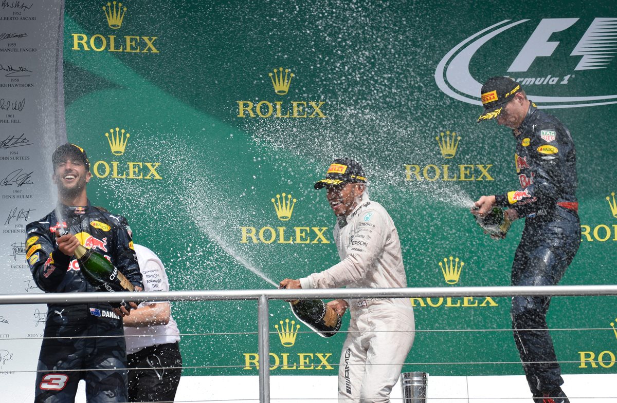 Lewis Hamilton festeja en el podio junto a Daniel Ricciardo y Max Verstappen en el circuito de Hockenheim. (Foto Prensa Libre: AFP)