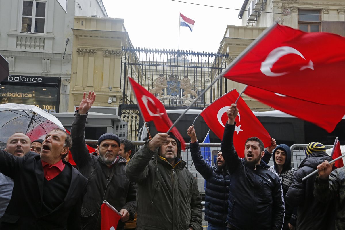 Turcos protestan frente a la Embajada de Holanda en Estambul, Turquía, por crisis diplomática. (Foto Prensa Libre: AFP)