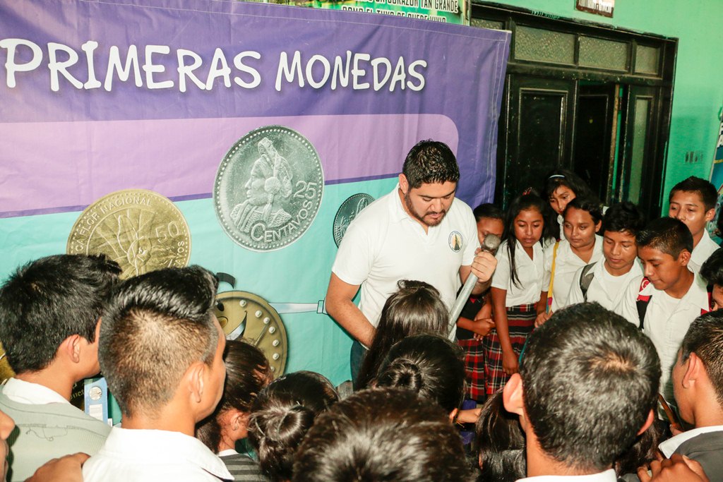 Estudiantes participan en Festival de Educación Económico Financiero, en Salamá, Baja Verapaz. (Foto Prensa Libre: Carlos Grave)