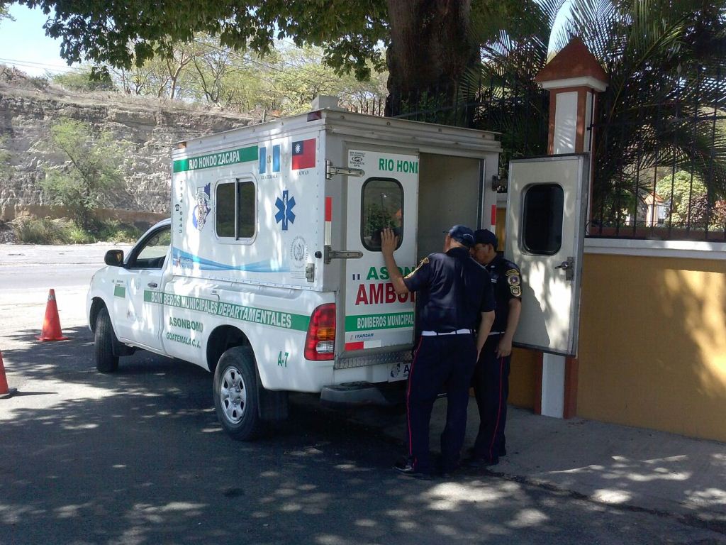 Ambulancia en la que murió Jairo Leonardo Rodríguez, en Zacapa. (Foto Prensa Libre: Víctor Gómez)