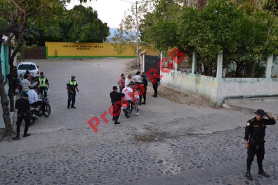 Agentes de la PMT y de la PNC implementan un puesto de registro en la cabecera de Zacapa. (Foto Prensa Libre: Víctor Gómez)