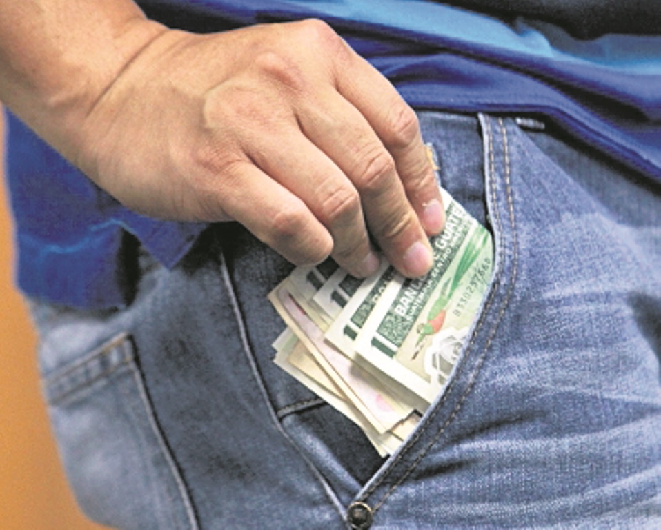 El ahorro no creció tanto en el último año. (Foto Prensa Libre: Estuardo Paredes)