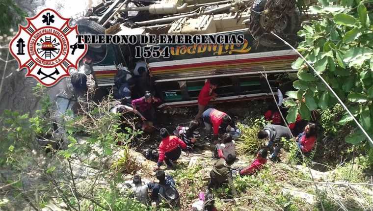 El bus de los transportes Tutuapense cayó en un barranco de unos 70 metros, cuando se dirigía a una comunidad de San Miguel Ixtaguacán, San Marcos. (Fotos Cortesía CBMDEPTAL)