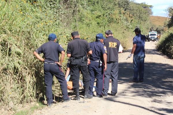 Autoridades y socorristas  examinan el cuerpo de José Paredes, en Barberena, Santa Rosa.
