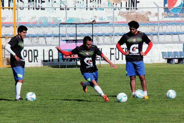 Los jugadores de Xelajú anhelan mantenerse en ascenso y quieren ganar en San Marcos. (Foto Prensa Libre: Carlos Ventura).