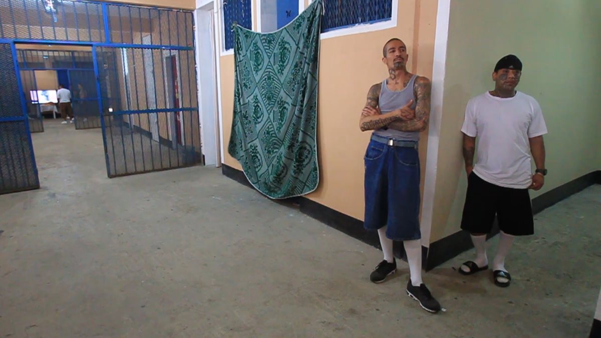 Privados de libertad en uno de los pasillos de la cárcel de Fraijanes 1 (Foto Prensa Libre: Hemeroteca PL)