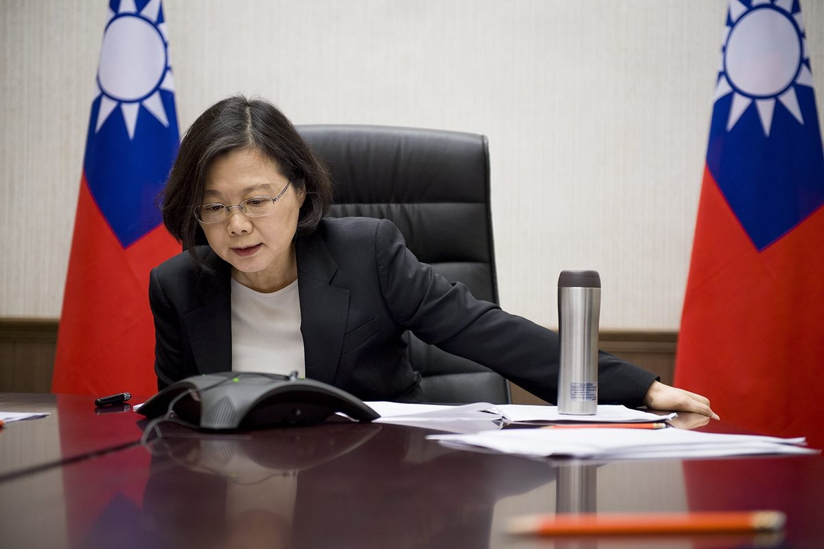 La presidenta de Taiwán, Tsai Ing-wen, durante la conversación telefónica que sostuvo con el presidente electo de EE. UU. Donald Trump. (Foto Prensa Libre: EFE)