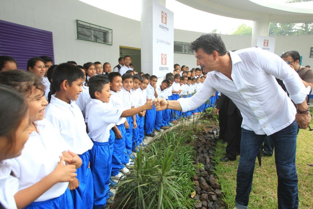 El cantautor guatemalteco Ricardo Arjona inauguró la escuela Enrique Castillo Monje en Alotenango, Sacatepéquez. (Foto Prensa Libre: Esbin García)