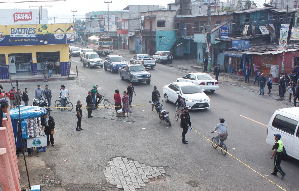 Autoridades resguardan el lugar donde ocurrió el ataque armado en Chimaltenango. (Foto Prensa Libre: Víctor Chamalé)