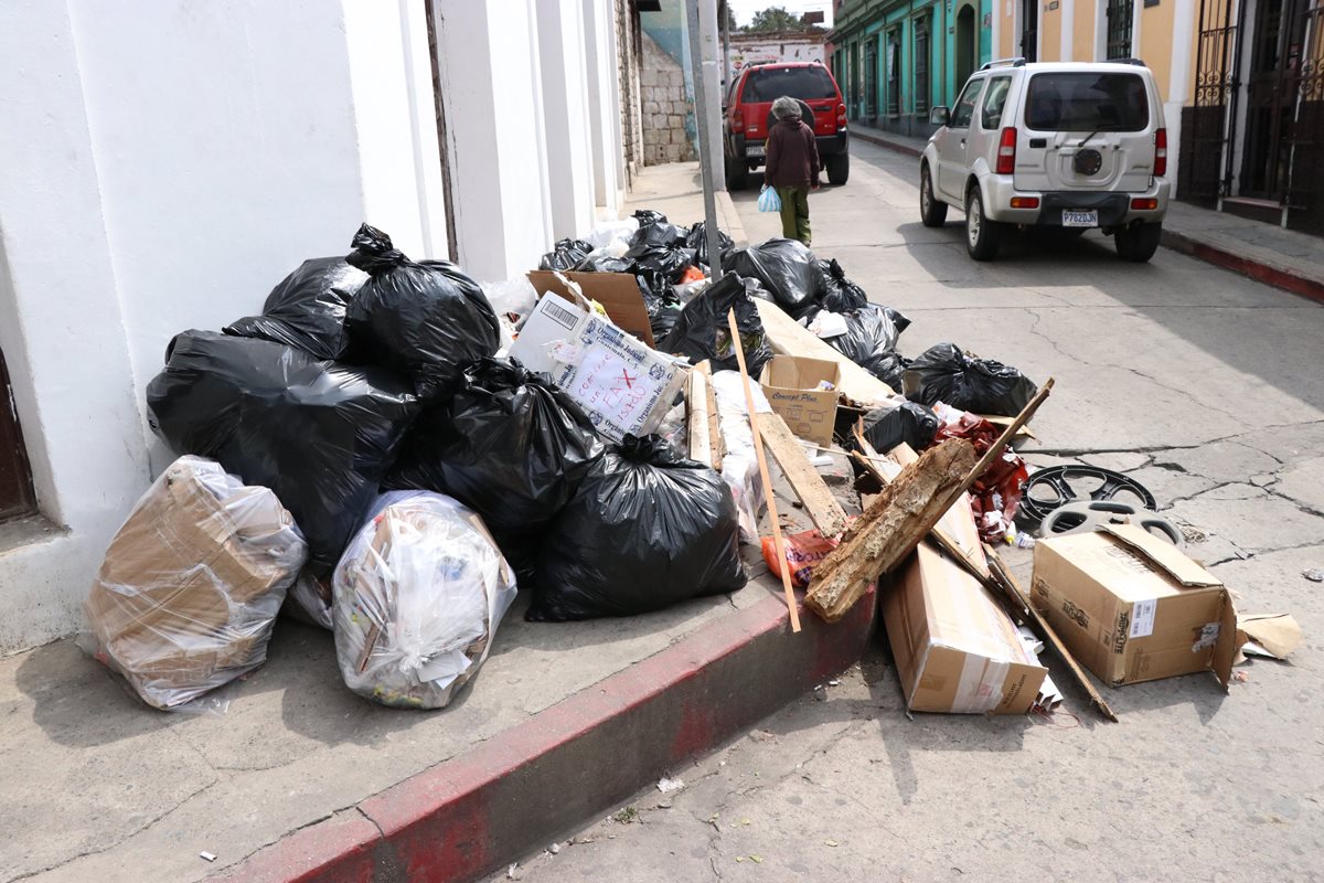 Las personas que viajen en vehículos y tiren basura en la vía pública de Quetzaltenango serán sancionadas con multa de Q1 mil. (Foto Prensa Libre: María José Longo).