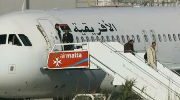 Un avión secuestrado del aeropuerto de Malta mientras los pasajeros salen. (Foto Prensa Libre: AP).