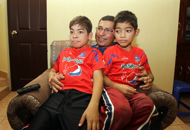Eddy Josué y Cristian, junto a su padre Ediberto, buscan una oportunidad de vida. (Foto Prensa Libre: Carlos Vicente)