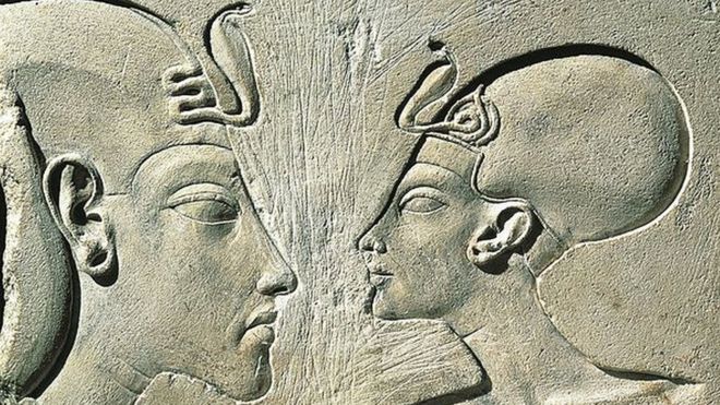 Akenatón, también conocido como Neferjeperura Amenhotep, Ajenatón, Akhenatón, Amenhotep IV o Amenofis IV y su esposa Nefertiti. GETTY IMAGES