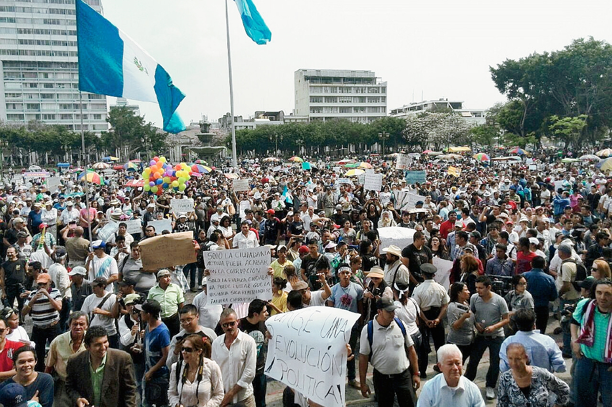 Cientos de guatemaltecos se han dado cita a la Plaza de la Constitución en rechazo a la corrupción y la ingobernabilidad en elpaís. (Foto Prensa Libre: Óscar Rivas).