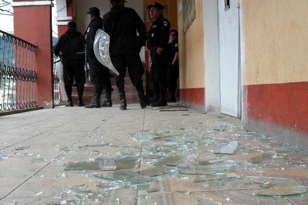 Agentes de la Policía custodian el edificio de la Municipalidad de Nahualá, Sololá, donde varias mujeres causaron daños.