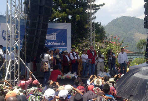 En Nebaj, el gobernante habla a los asistentes portando un traje típico. Foto Prensa Libre, Geovanni Contreras.