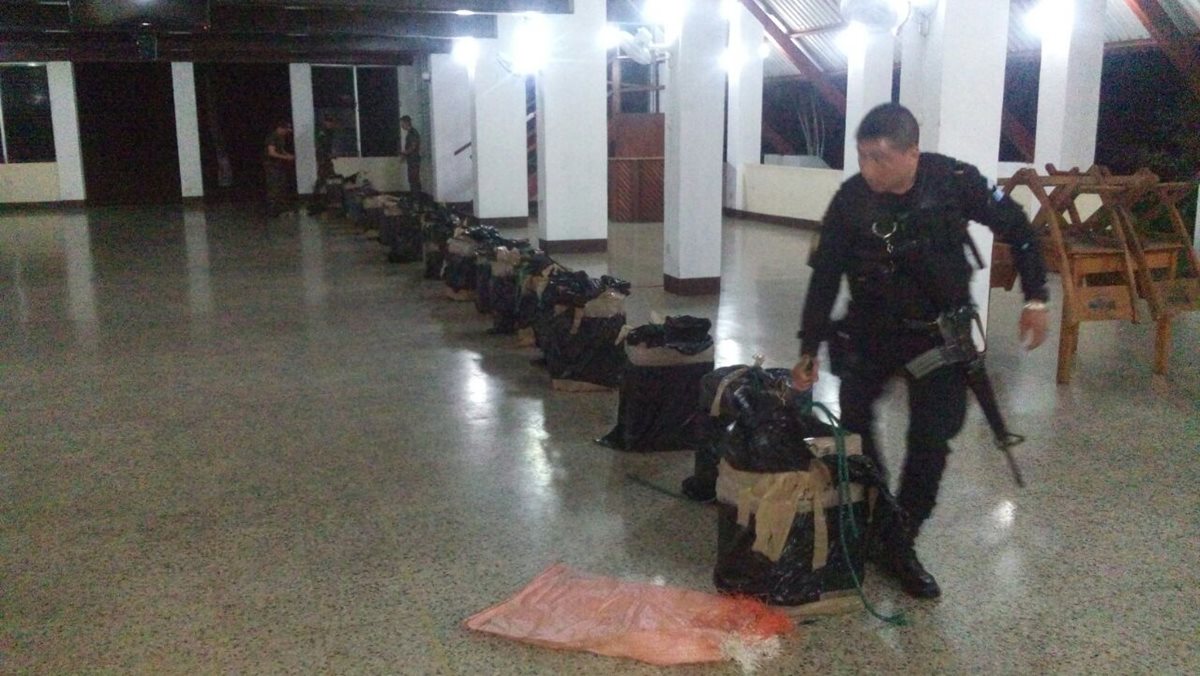Las autoridades han detenido a cuatro lanchas que transportaban droga hacia Estados Unidos por el mar Pacífico (Foto Prensa Libre: PNC).