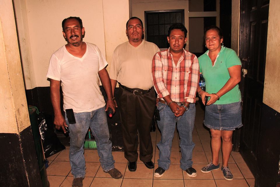 Los cuatro capturados en Siquinalá, Escuintla, son sindicados de haber incendiado la comuna de esa localidad. (Foto Prensa Libre: PNC)